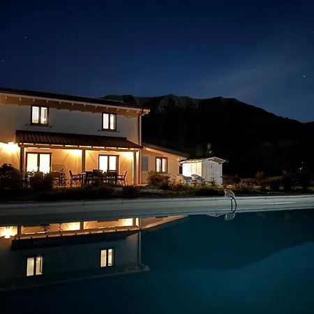 Villa 360 Views, Private Infinity Pool, Pisa, Lucca, Florence, Large Garden Casabasciana